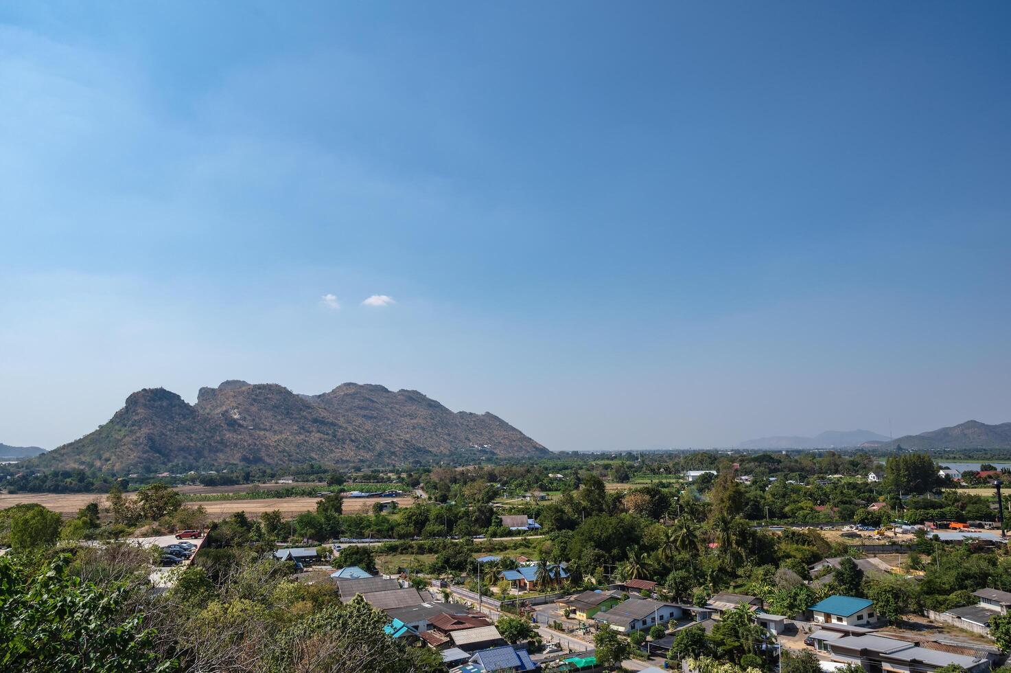 landschap visie van wat tham suea tijger grot tempel kanchanaburi Thailand.an 18 meter hoog Boeddha gebouwd in 1973 is de focus van deze bekend tempel Aan een heuveltop. foto