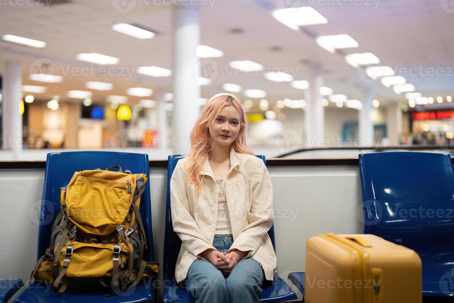 gelukkig Aziatisch toerist vrouw met rugzak en bagage op reis tussen wacht voor vlucht in luchthaven terminal, toerist reis reis concept foto