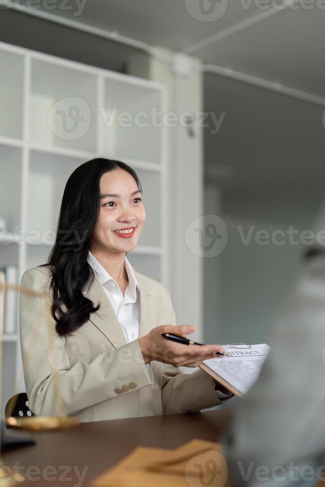 advocaten vrouw en zakenvrouw bespreken contract papieren zittend Bij de tafel. concepten van wet, het advies, wettelijk onderhoud foto