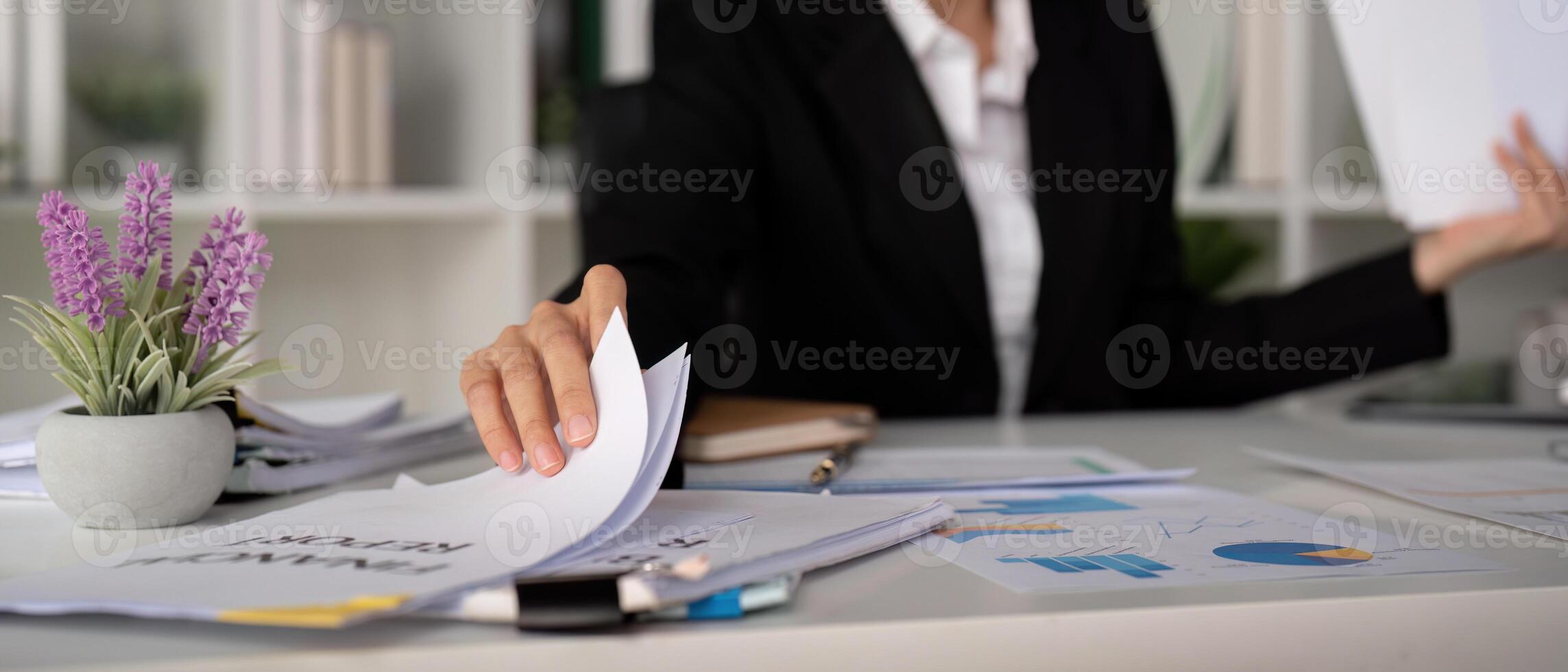 documenten, bedrijf vrouw en accountant lezing verslag doen van voor informatie, financieel gegevens of analyse. papierwerk, accountant controleren, recensie en boekhouding, berekenen financiën en belasting in kantoor foto