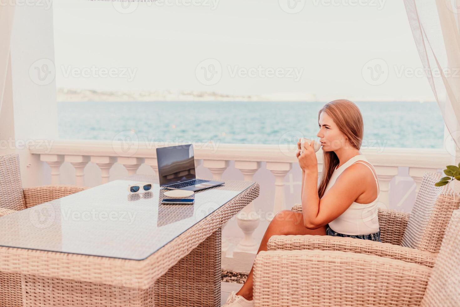 vrouw koffie cafe macbook. vrouw zittend Bij een koffie winkel met mobiel telefoon drinken koffie en op zoek weg. Kaukasisch vrouw ontspannende Bij een cafe. foto