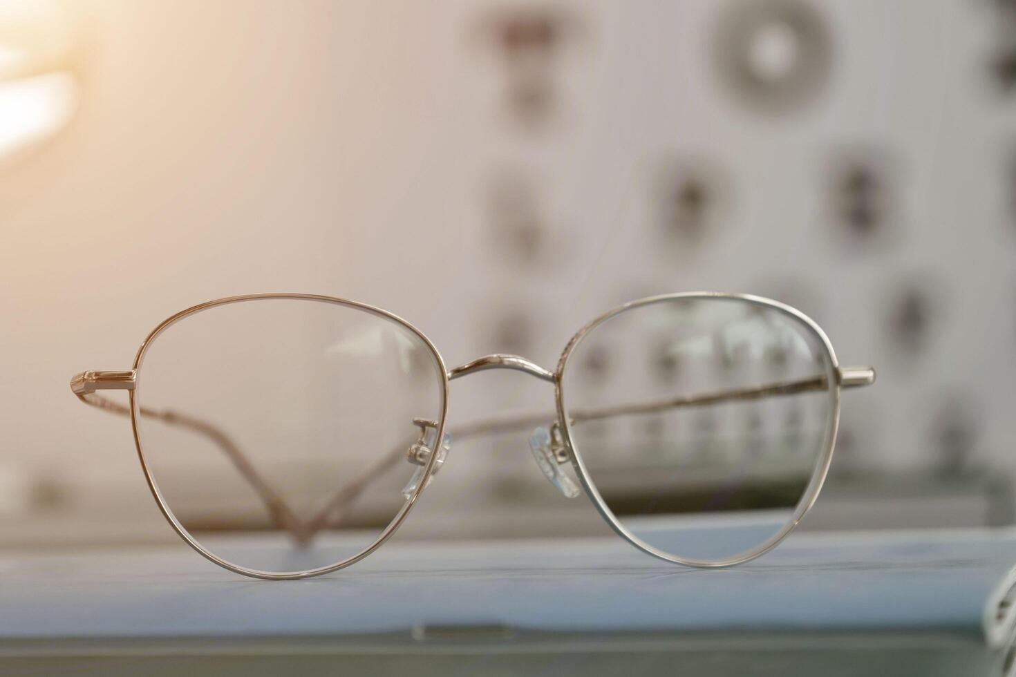 bril Aan tafel, progressief lenzen, bril voor de ouderen, bril progressief lens, lenzenvloeistof progressief lens, detailopname van bril Aan lenzen testen, op zoek door bril foto