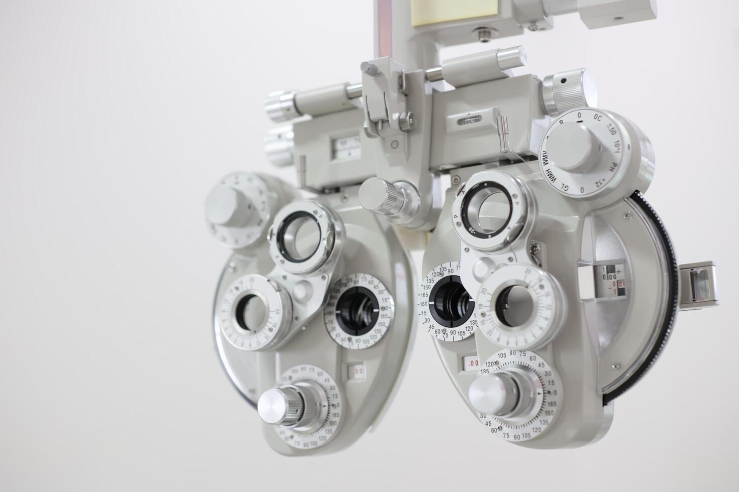 phoropter voor oog testen, lenzen bril voor oog controleren in optisch op te slaan foto