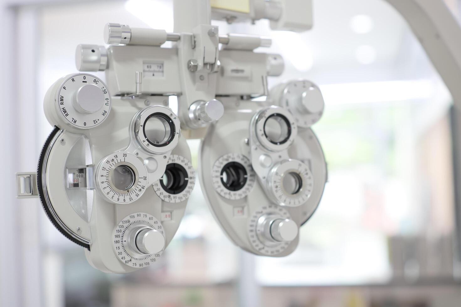 phoropter voor oog testen, lenzen bril voor oog controleren in optisch op te slaan foto