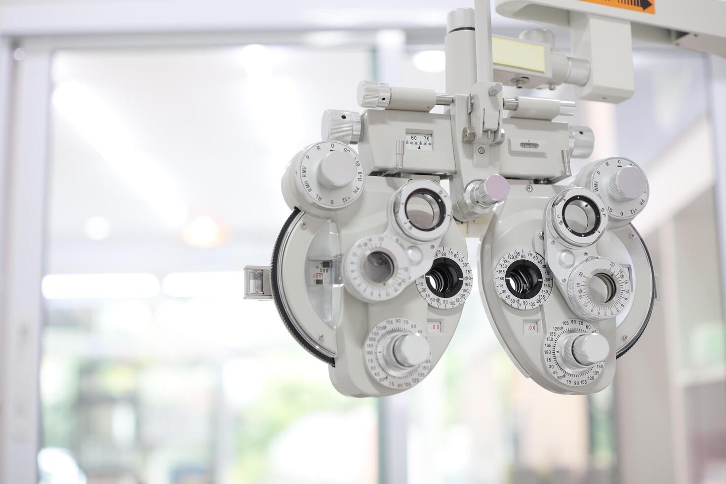 phoropter voor oog testen, lenzen bril voor oog controleren in optisch op te slaan foto