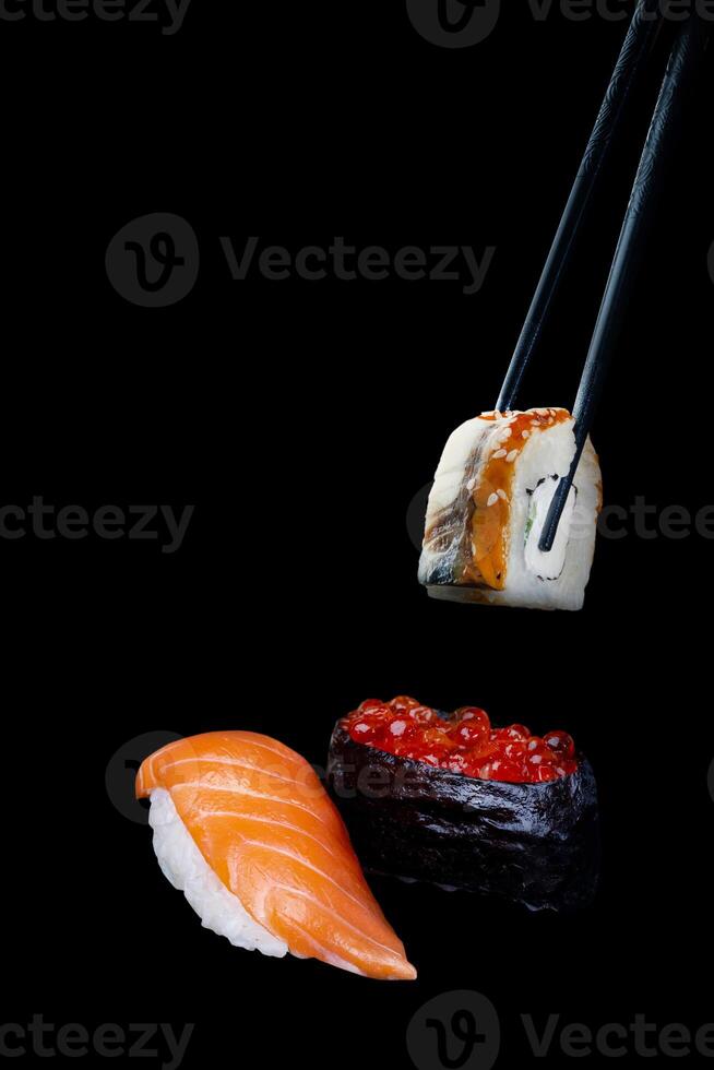 sushi reeks nigiri sushi Gunkan unagi Aan zwart achtergrond verticaal kopiëren ruimte foto