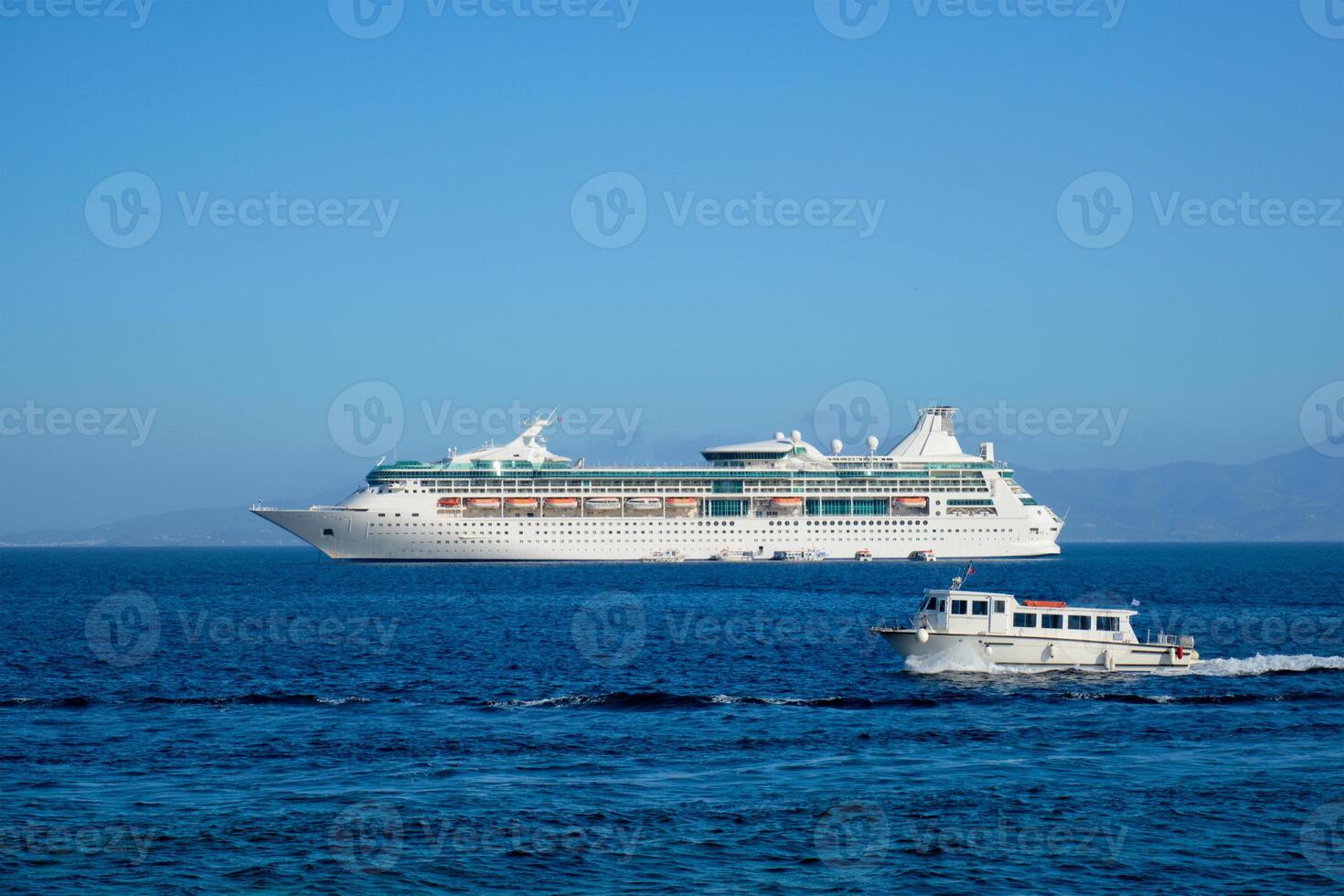 boot en reis voering is Egeïsch zee. chora, Mykonos eiland, Griekenland foto