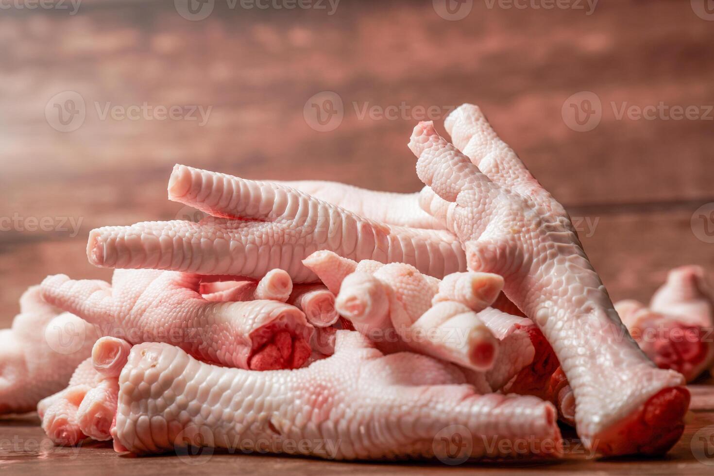 stapel van schoon kip voeten Aan een houten achtergrond foto