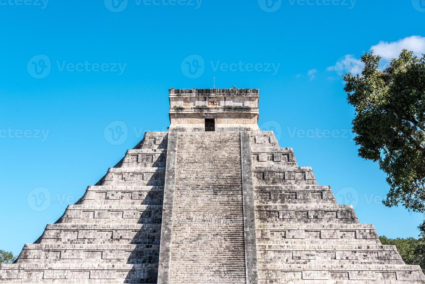 de kasteel in chichen itza, Mexico foto