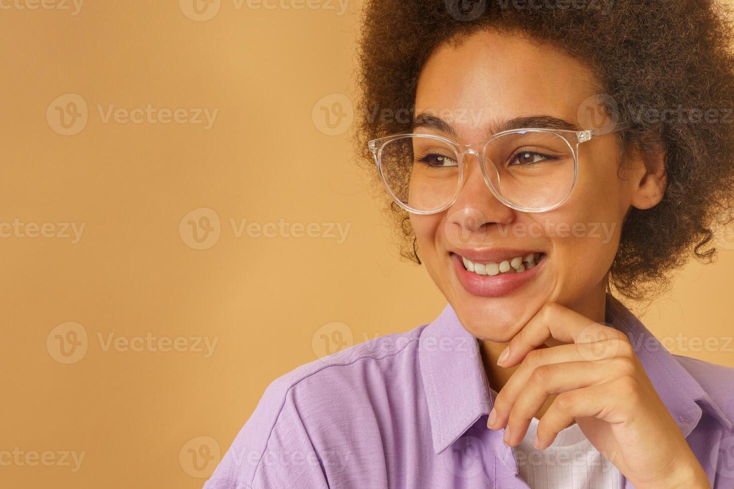 gelukkig vrouw met nieuw bril naar fix arm gezichtsvermogen foto