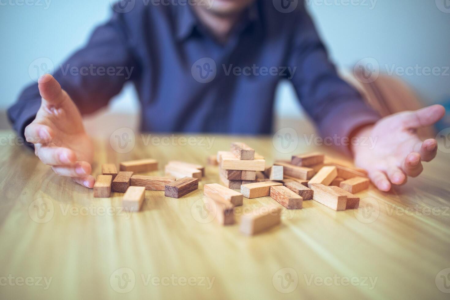 bedrijf strategie concept met handen spelen een houten blok toren spel, symboliseert risico en stabiliteit. planning risico beheer foto