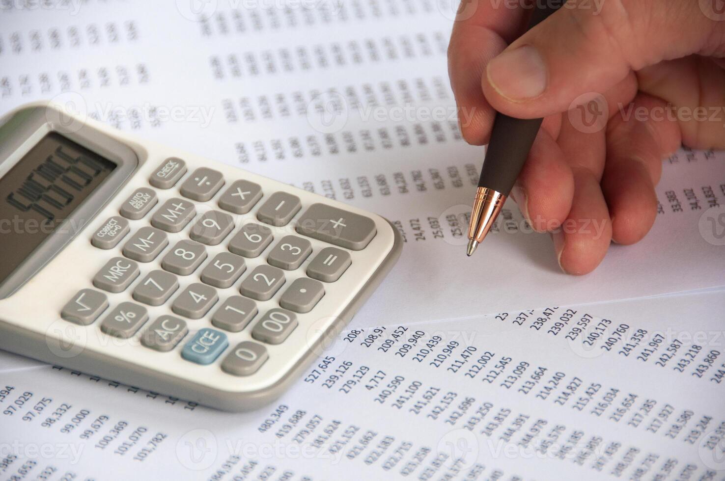 hand- Holding pen terwijl aan het doen financieel prestatie analyse. bedrijf strategie en begroting concept. foto