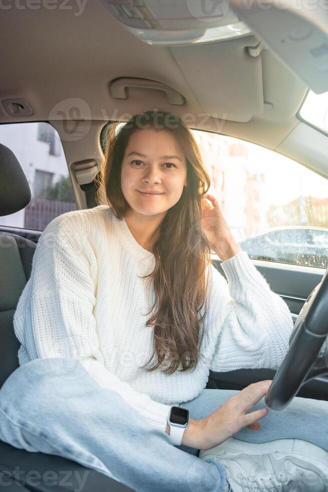 portret van jong vrouw binnen auto interieur. de auto net zo een plaats in welke een significant een deel van mensen leeft passeert foto