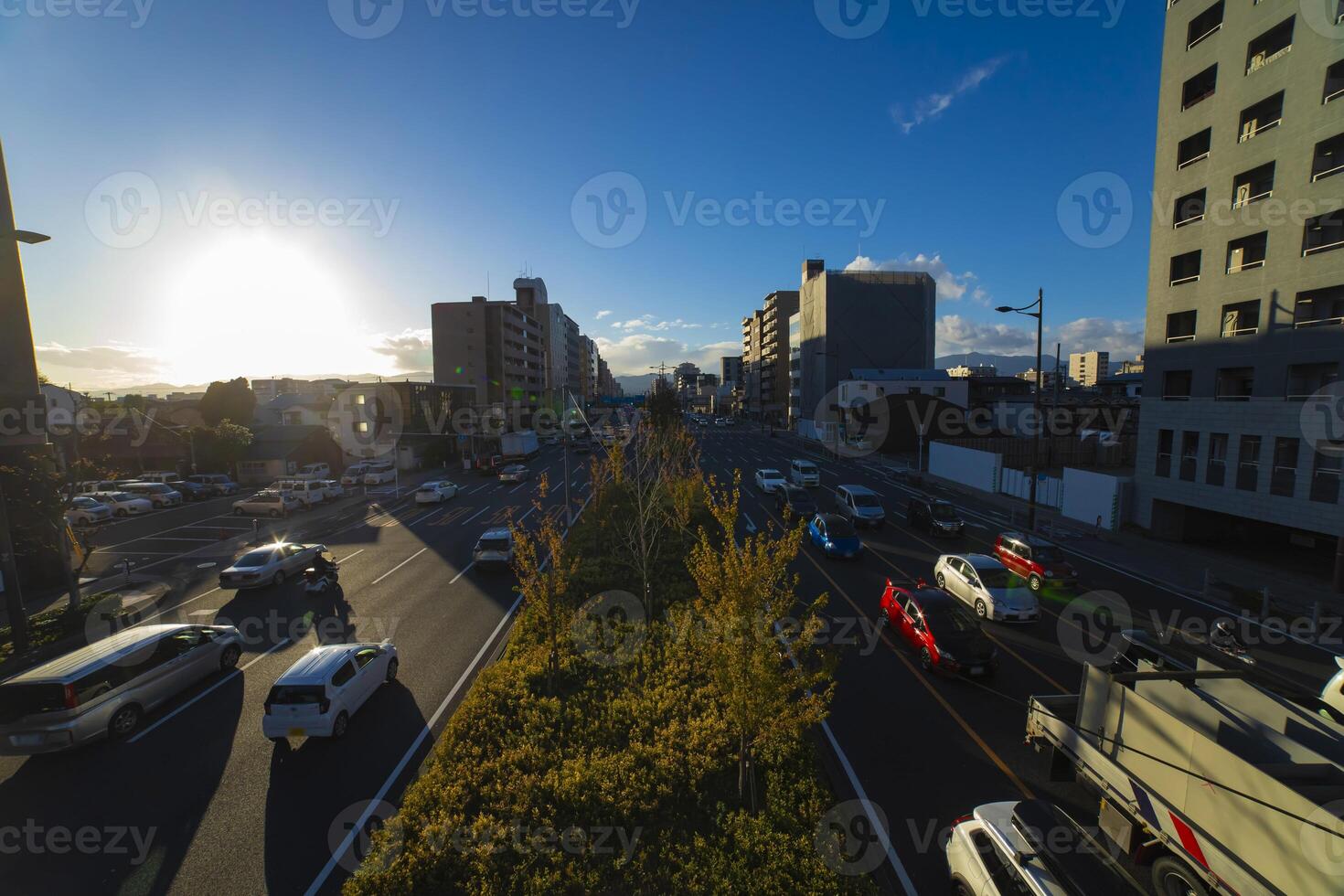 een verkeer jam Bij de groot Laan in Kyoto breed schot foto