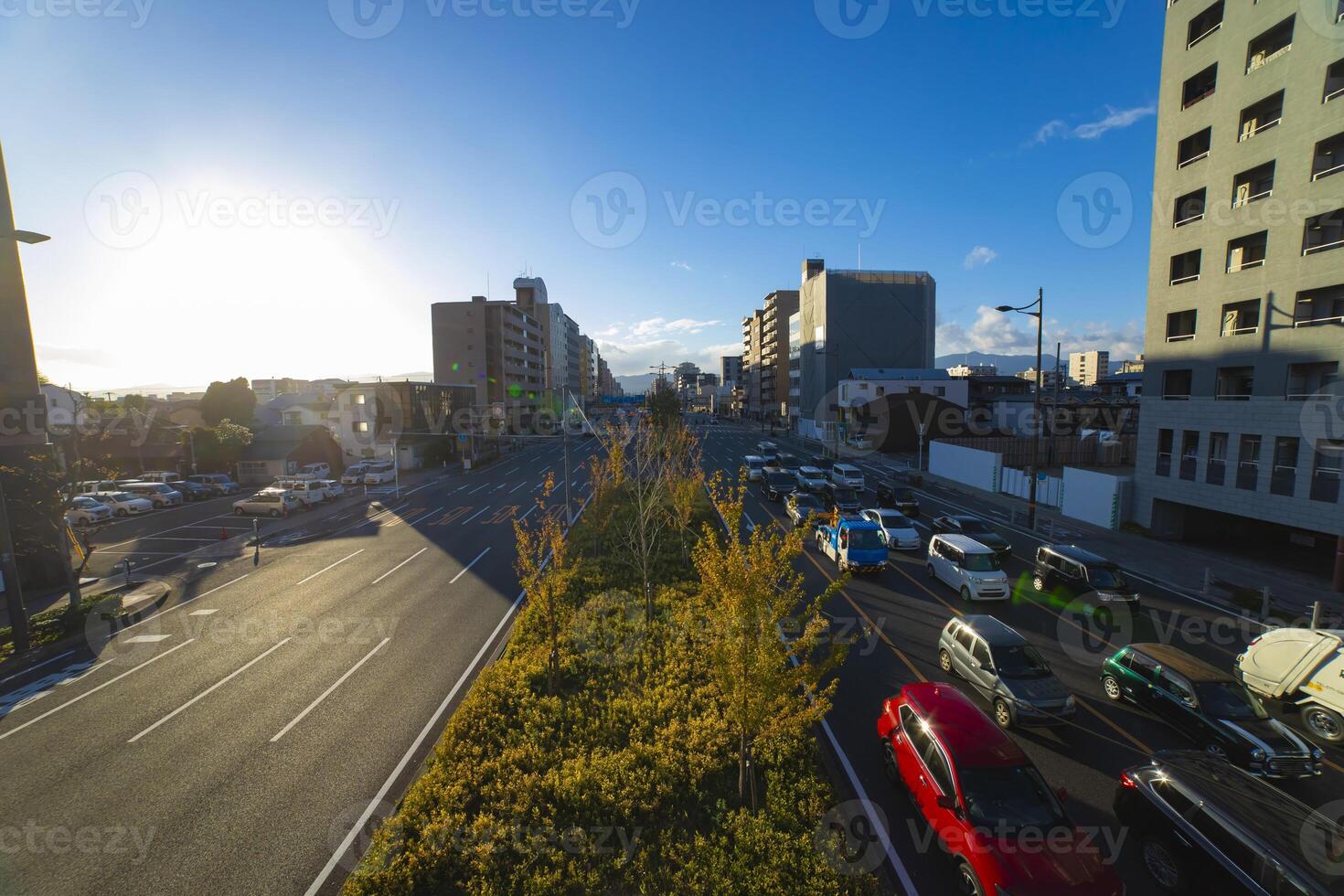 een verkeer jam Bij de groot Laan in Kyoto breed schot foto