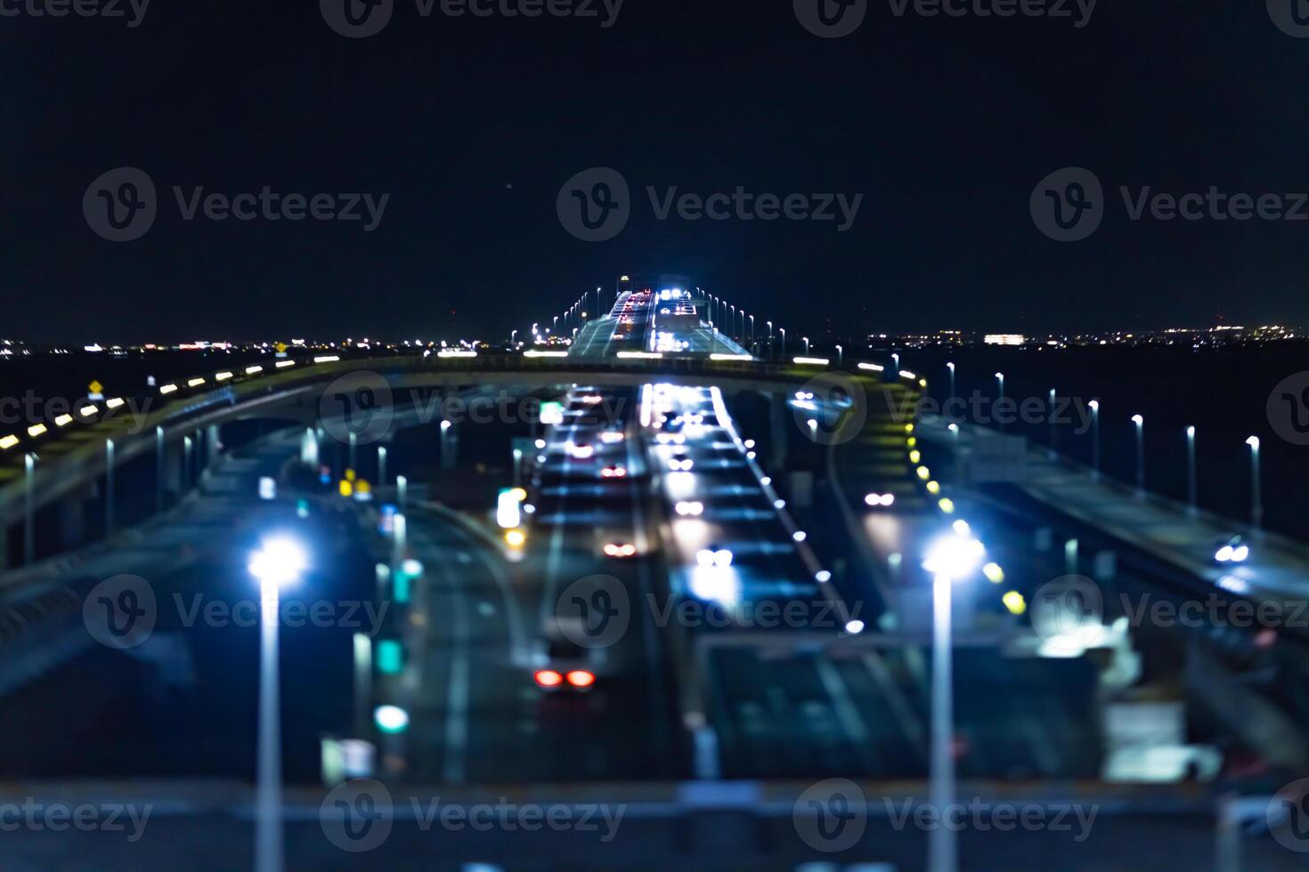 een nacht miniatuur verkeer jam Aan de snelweg Bij tokyo baai Oppervlakte foto