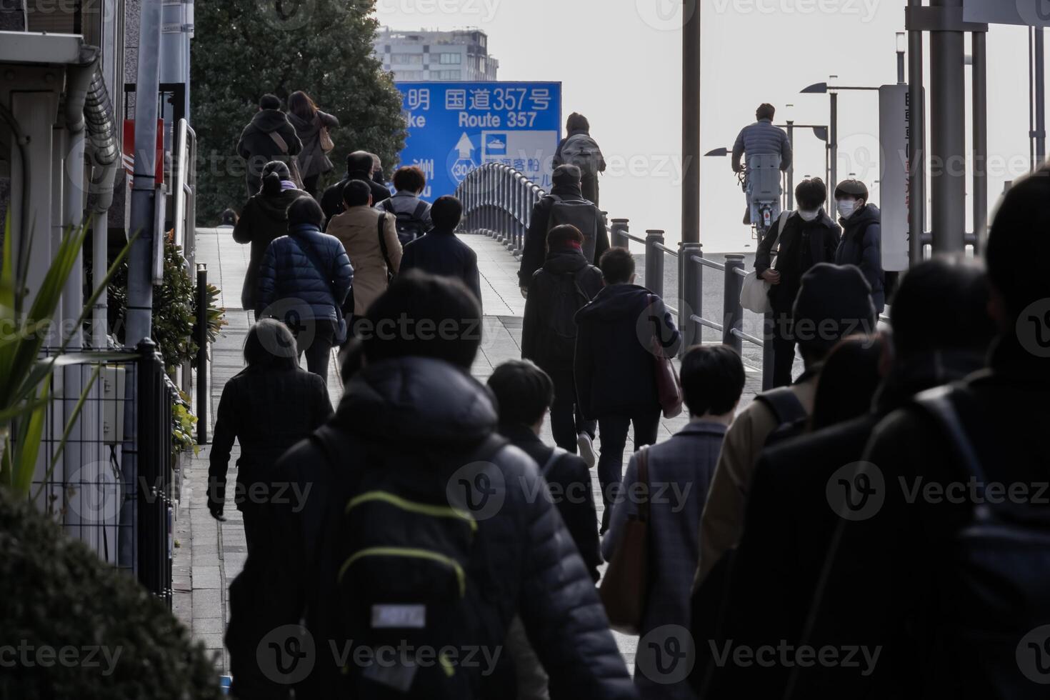 een menigte van wandelen mensen Aan de stad straat foto