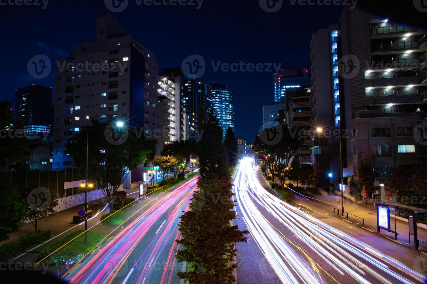 een nacht verkeer jam Bij de stad kruispunt in tokyo breed schot foto