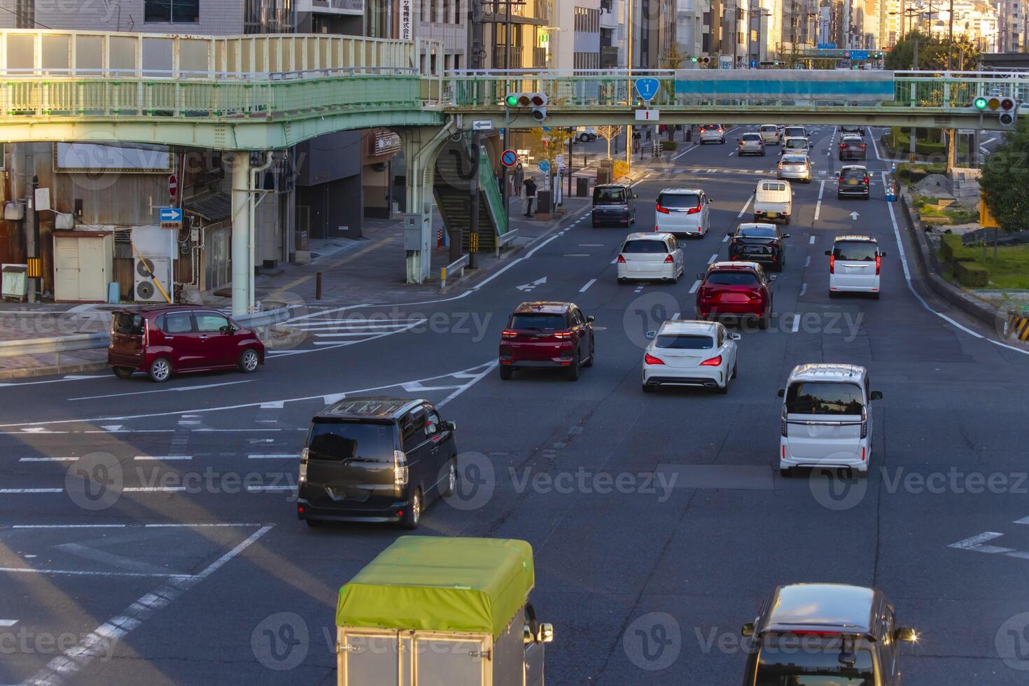 een verkeer jam Bij de groot kruispunt in Kyoto dag foto