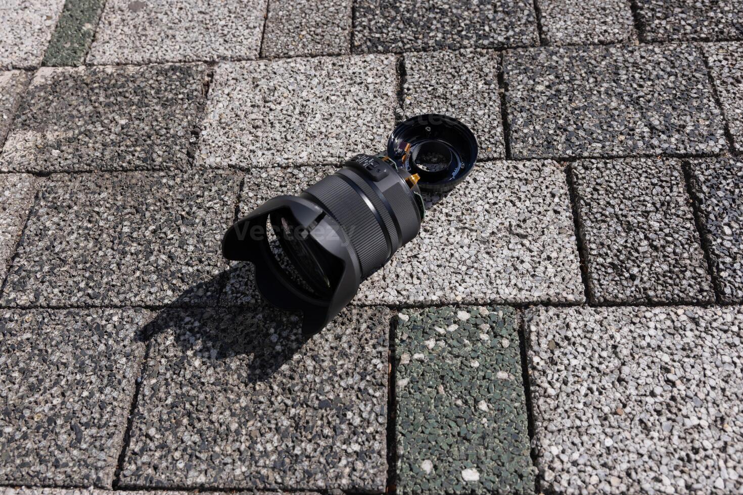 een gebroken lens Aan de straat zonnig dag handheld foto