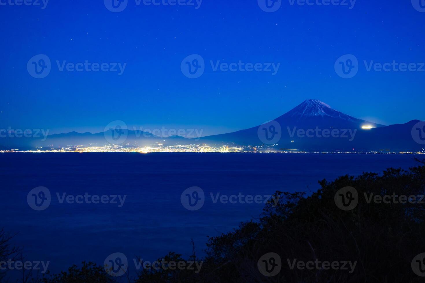 een dageraad landschap van mt fuji in de buurt suruga kust in shizuoka foto