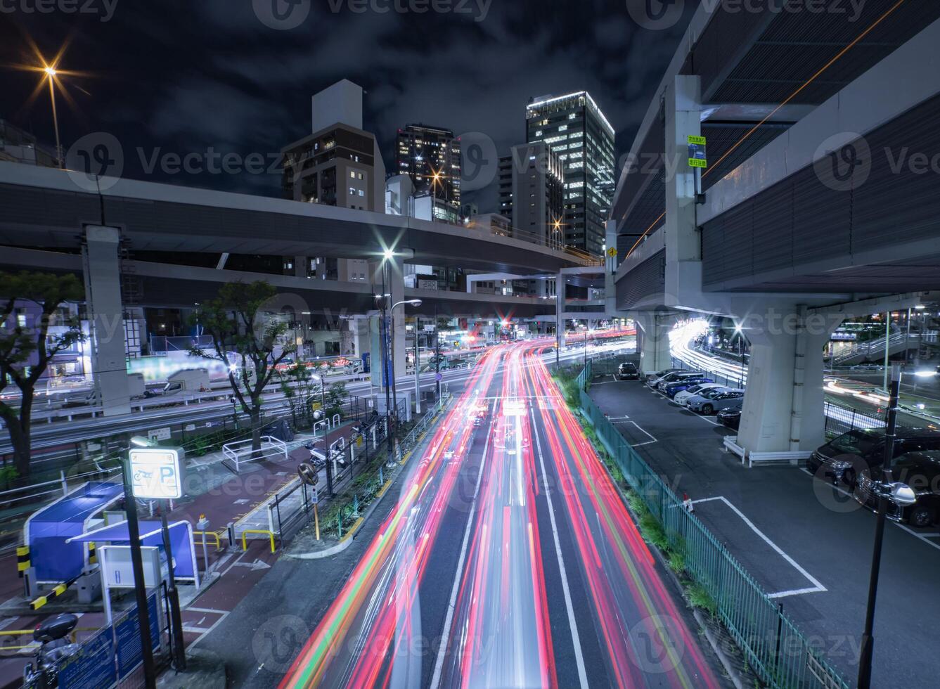 een nacht verkeer jam Bij de stedelijk straat in tokyo breed schot foto