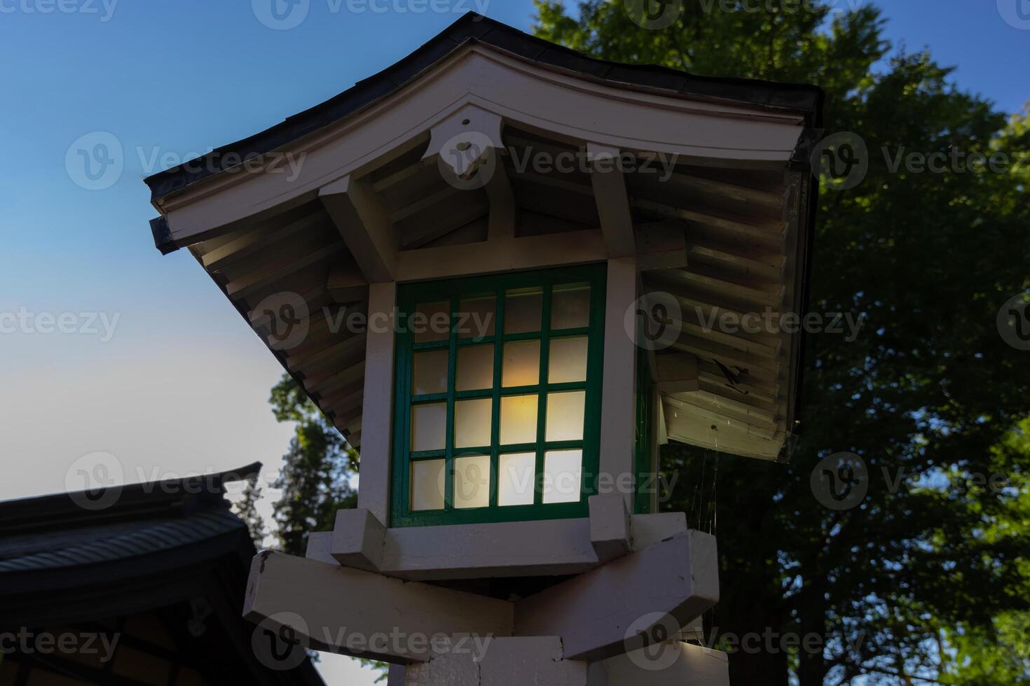 een oud stijl lantaarn Bij Japans altaar foto