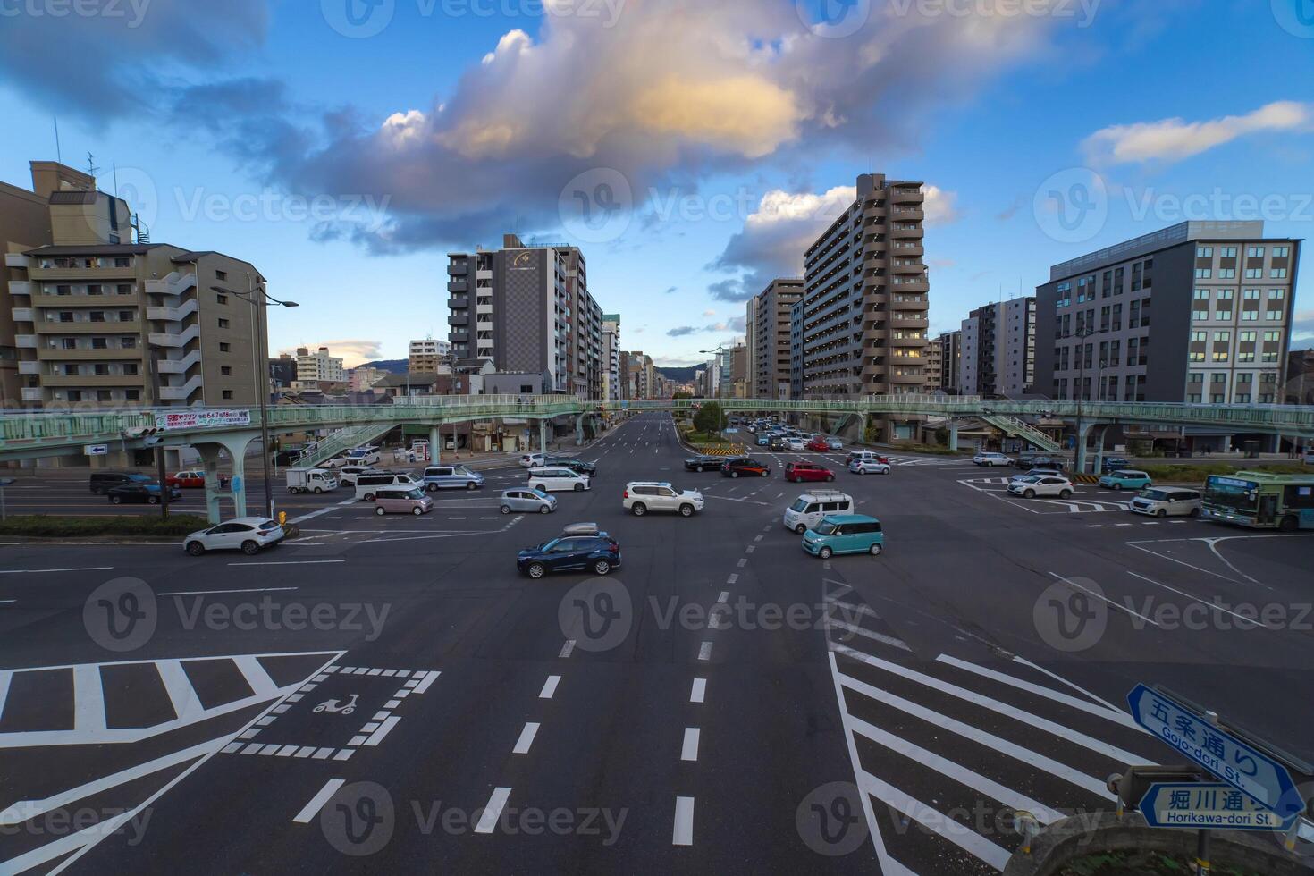 een verkeer jam Bij de groot kruispunt in Kyoto breed schot foto