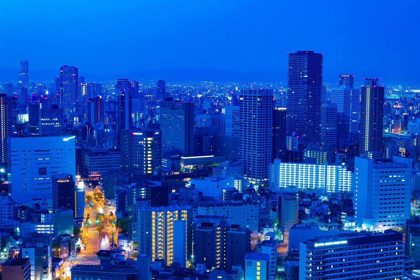 een dageraad panoramisch stadsgezicht in Osaka foto