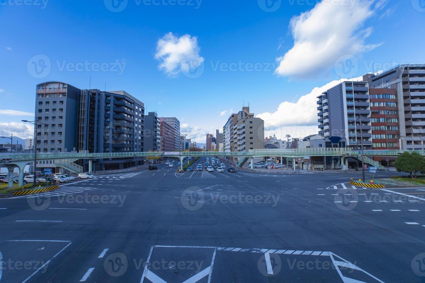 een verkeer jam Bij de groot kruispunt in Kyoto breed schot foto