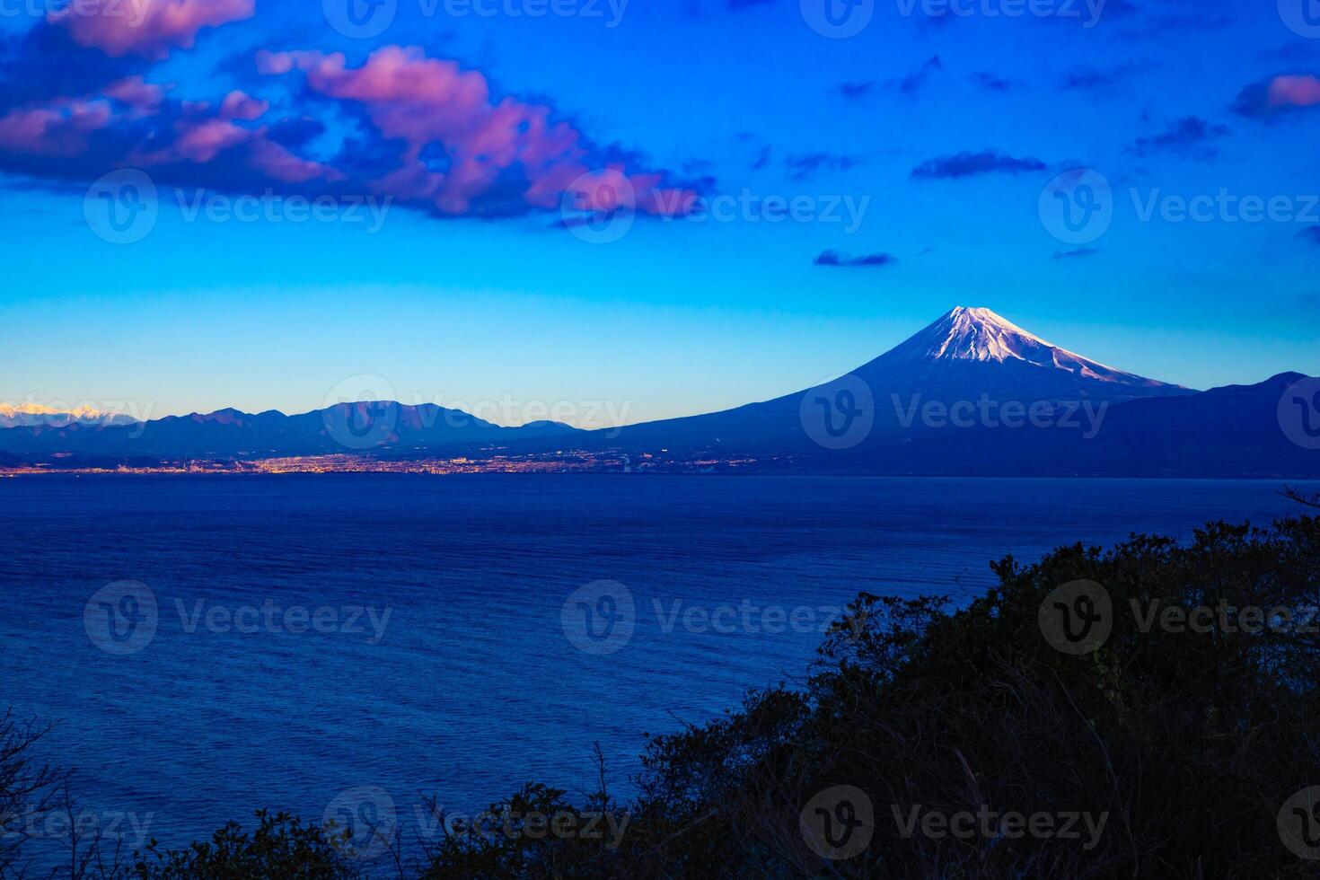 een dageraad landschap van mt fuji in de buurt suruga kust in shizuoka foto