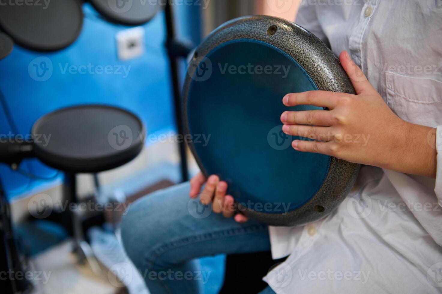 detailopname handen van een jongen creëren ritme van Afrikaanse etnisch muziek, spelen Aan tam tam bongo djembe trommel in zijn huis musical studio. genieten van authentiek Afrikaanse cultuur nd tradities. kopiëren advertentie ruimte foto