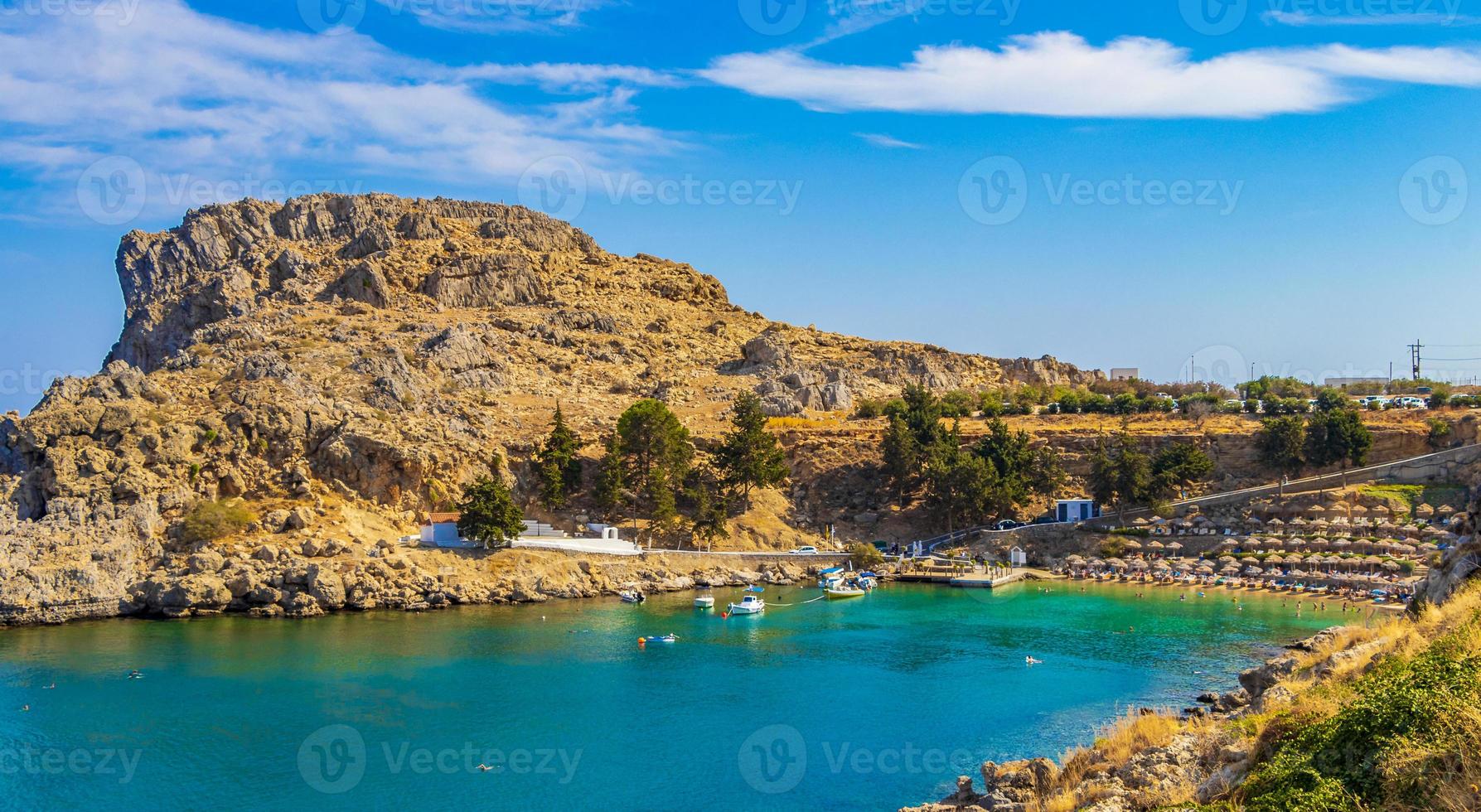 St pauls baai panorama met helder water lindos rhodos griekenland. foto