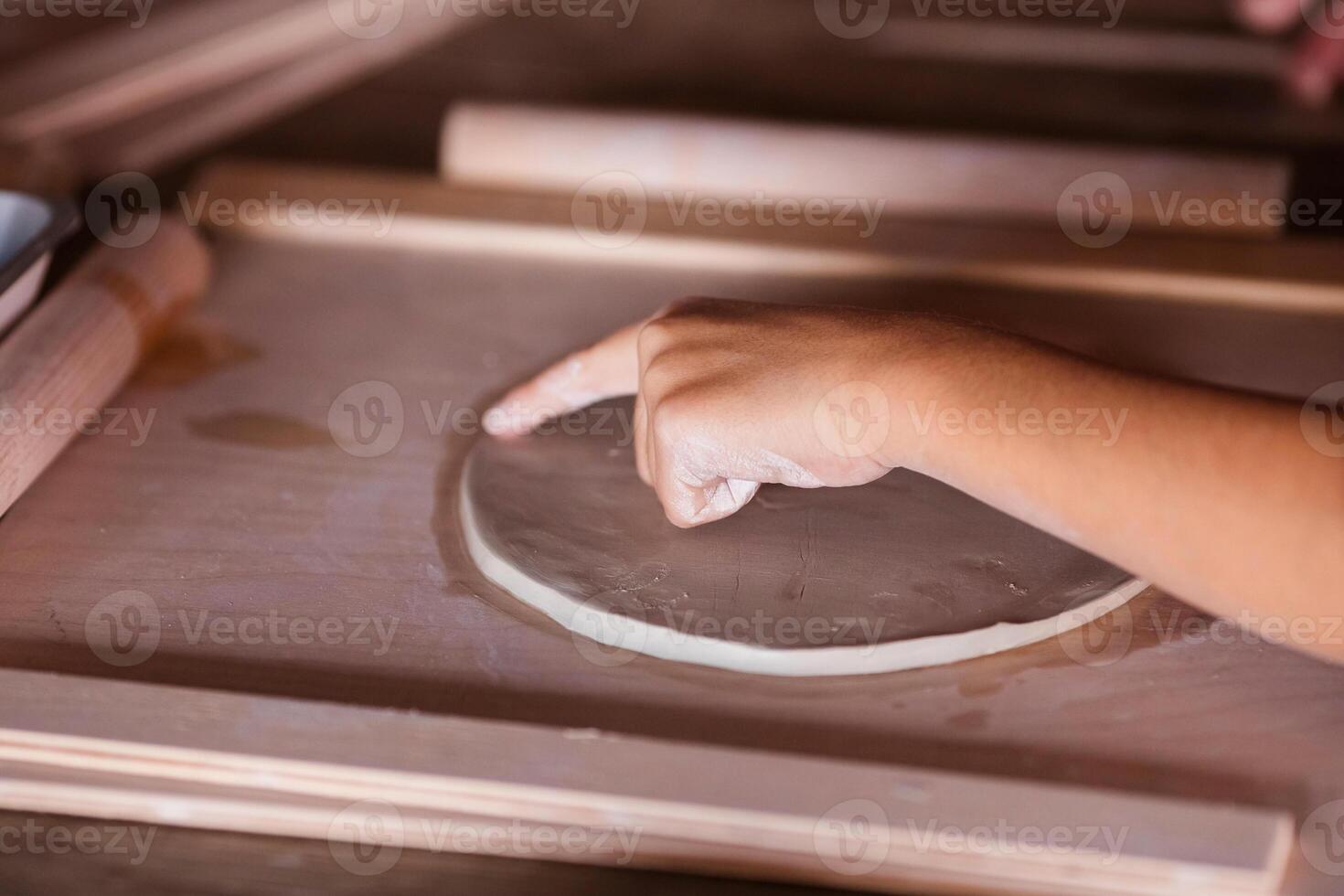 detailopname van kinderen handen bouwen handgemaakt keramiek in klei foto