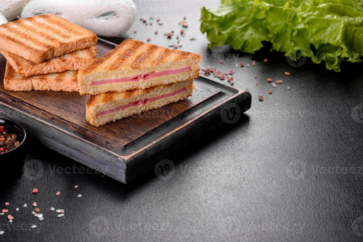 sandwich met ham, kaas, tomaten, sla en geroosterd brood foto