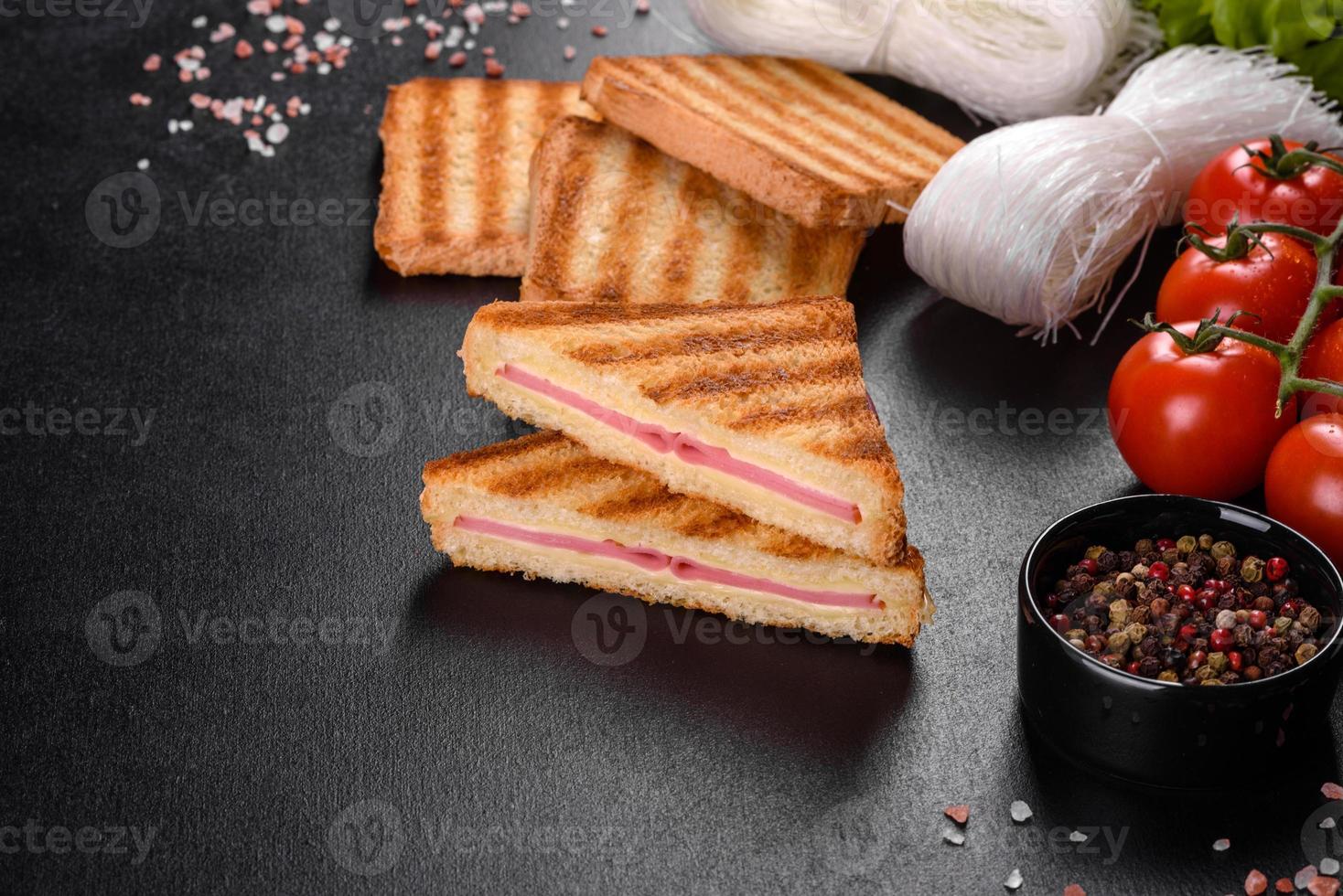 sandwich met ham, kaas, tomaten, sla en geroosterd brood foto