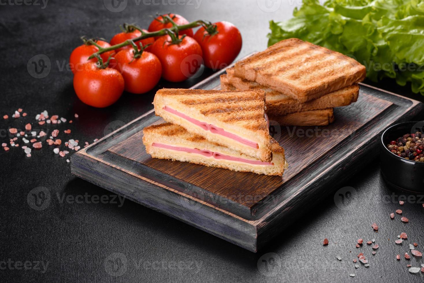 sandwich met ham, kaas, tomaten, sla en geroosterd brood foto