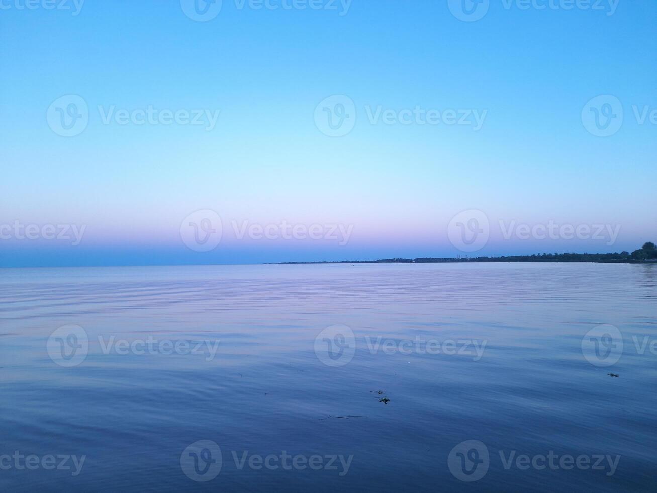 blauw zonsondergang over- de meer foto