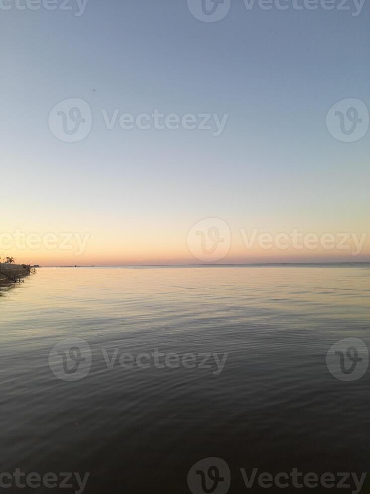 geweldig zonsondergang over- de rivier- foto