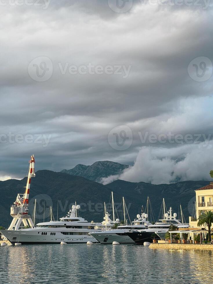 jachten staan Bij de afmeren van de jachthaven tegen de backdrop van bergen in de mist foto