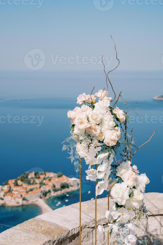 bruiloft semi-boog staat Aan de observatie dek bovenstaand de eiland van sveti Stefan. Montenegro foto