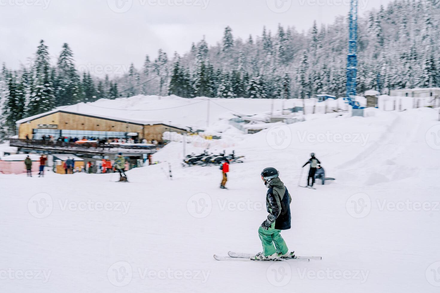 skiër skiën Aan een besneeuwd helling in de buurt de hotel foto