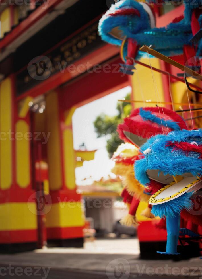 voorkant visie van de tempel poort. geschikt voor gebruik gedurende Chinese nieuw jaar feesten. foto