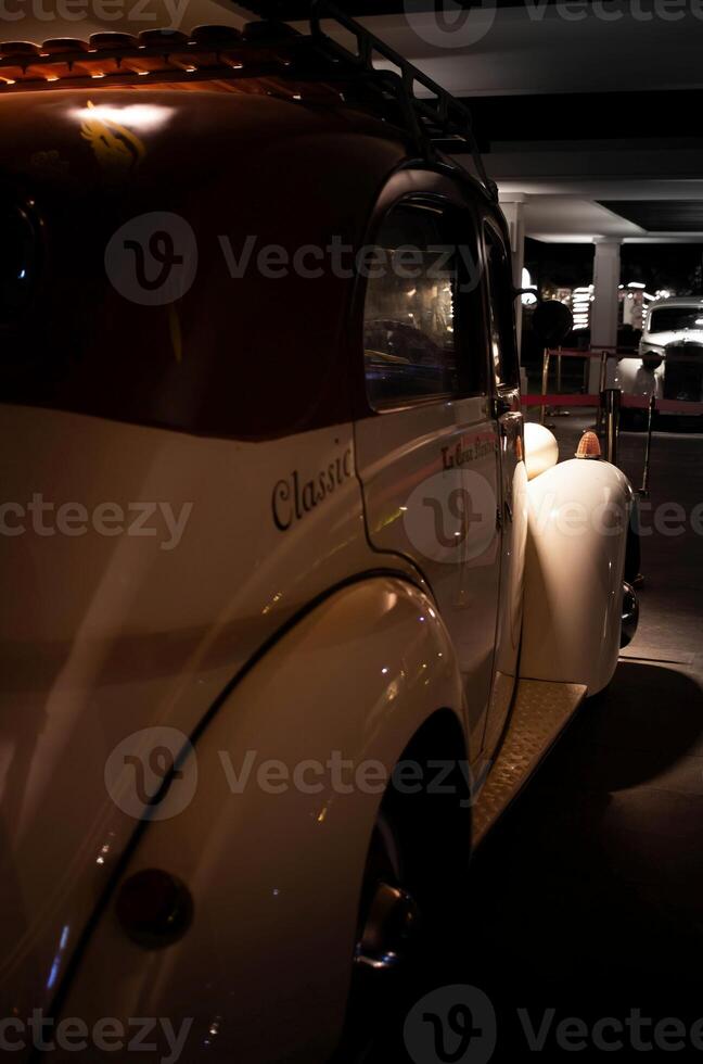 oud auto's met een wijnoogst voelen Bij de tentoonstelling foto