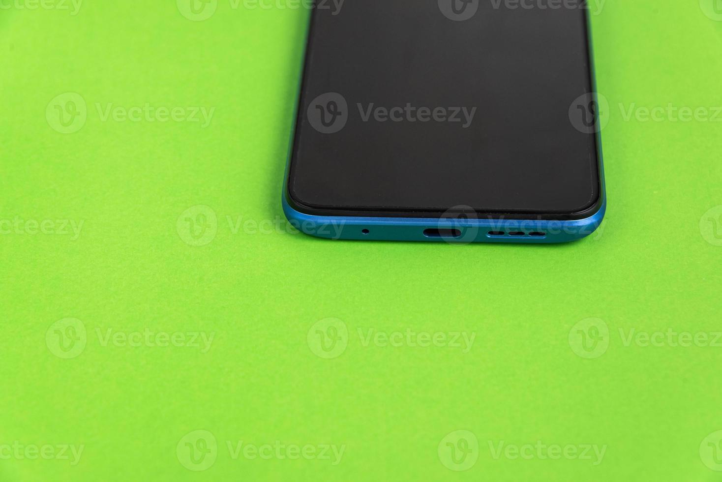 nieuwe mobiele telefoon over kleurrijke achtergrond foto