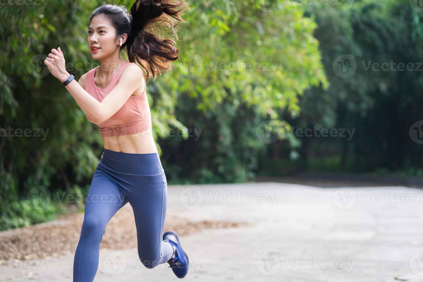 jonge aziatische vrouw die oefening in het park doet foto