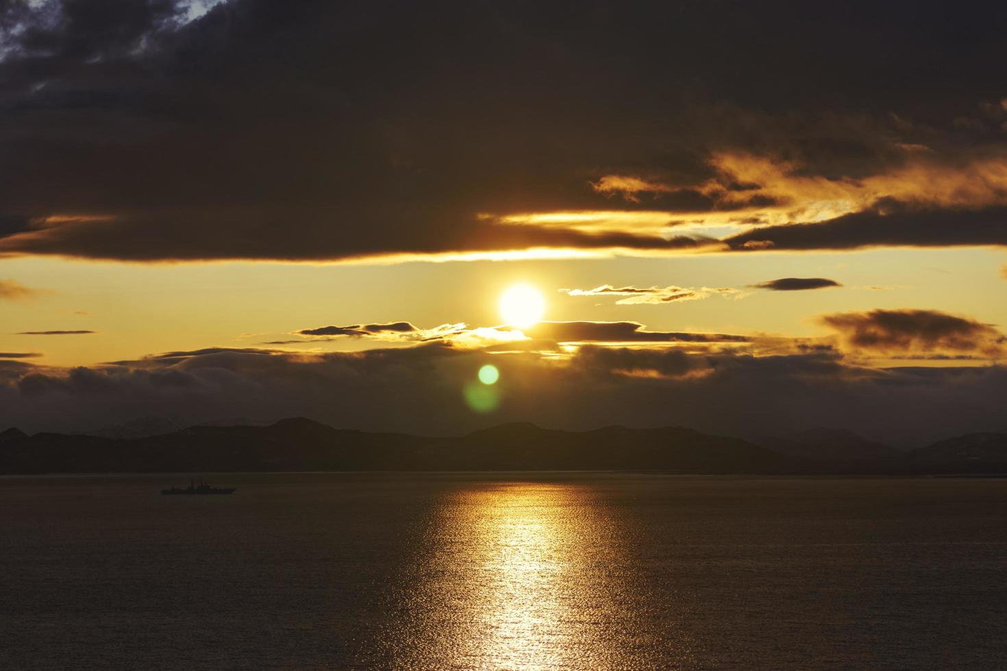 zeegezicht met een prachtige zonsondergang over de baai van avacha in kamchatka foto