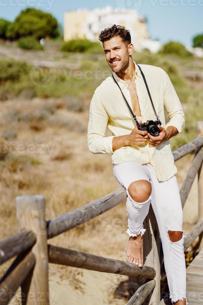 lachende man fotograferen in een kustgebied. foto