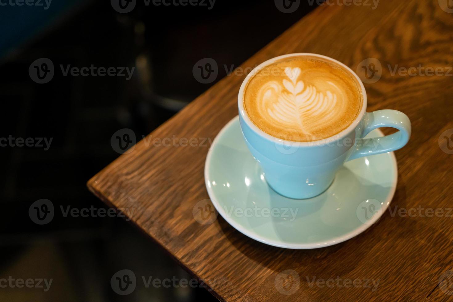 hete latte koffiekopje op tafel foto