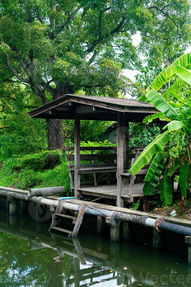 houten paviljoen aan het kanaal foto